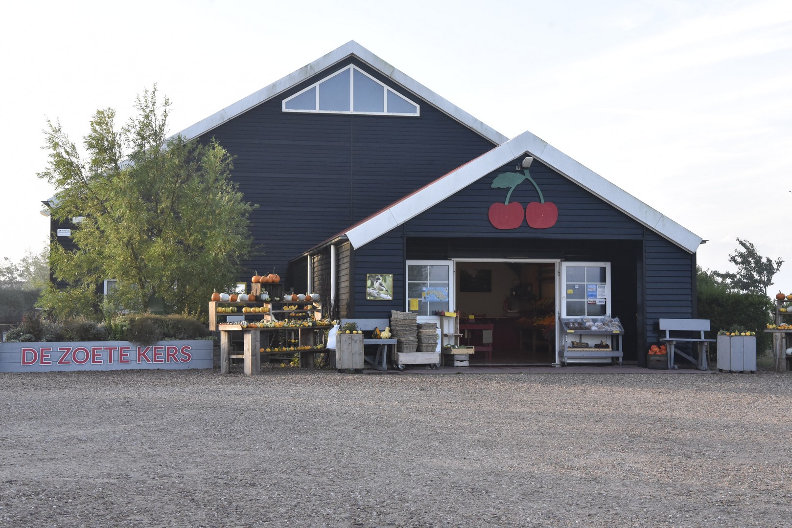 Winkel en erf van boomgaard de zoete kers in Noordwelle